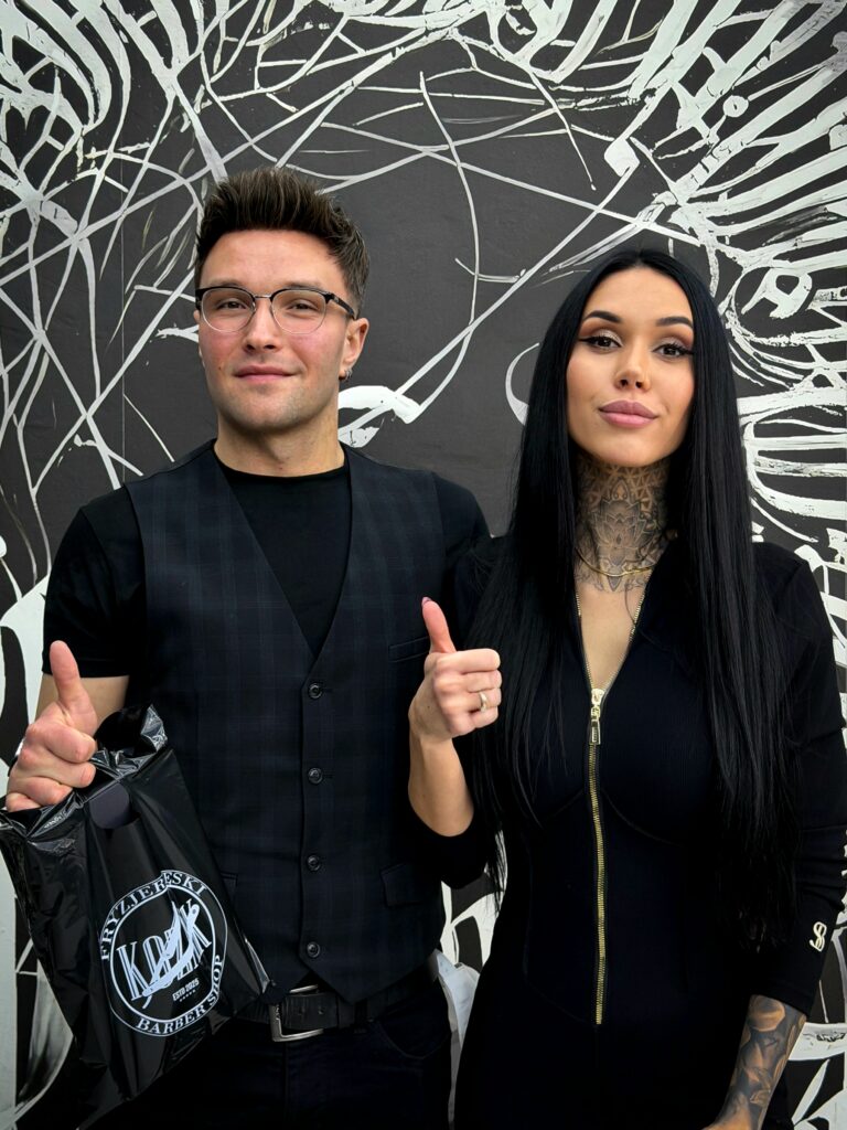 W cenie usługi Hairsystem - pierwszy serwis, szkolenie z samodzielnej aplikacji oraz zastaw niezbędnych kosmetyków.